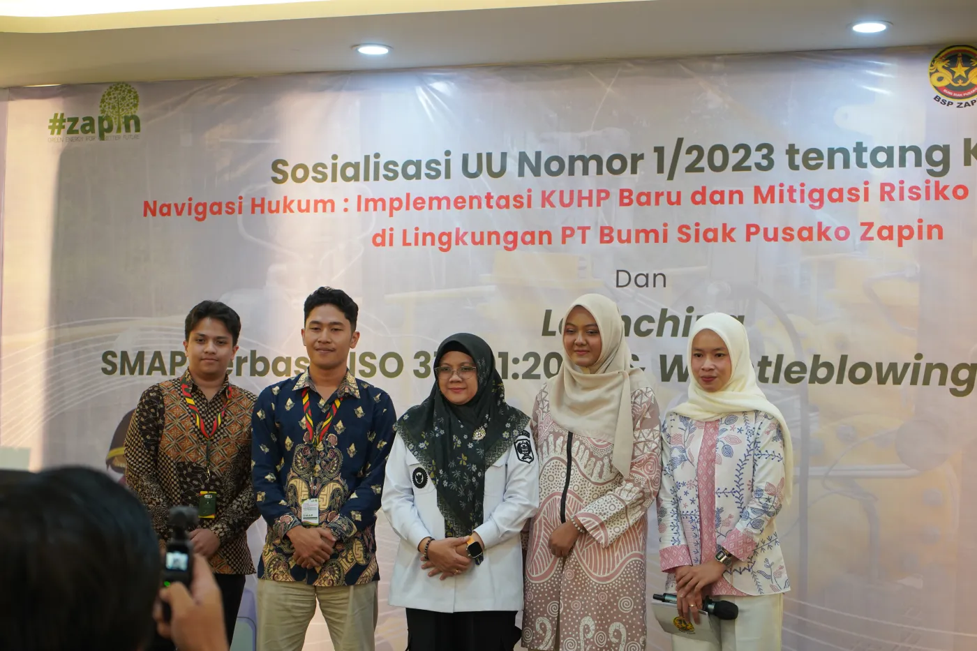Group photo of Siak Regent with WBS system developer students