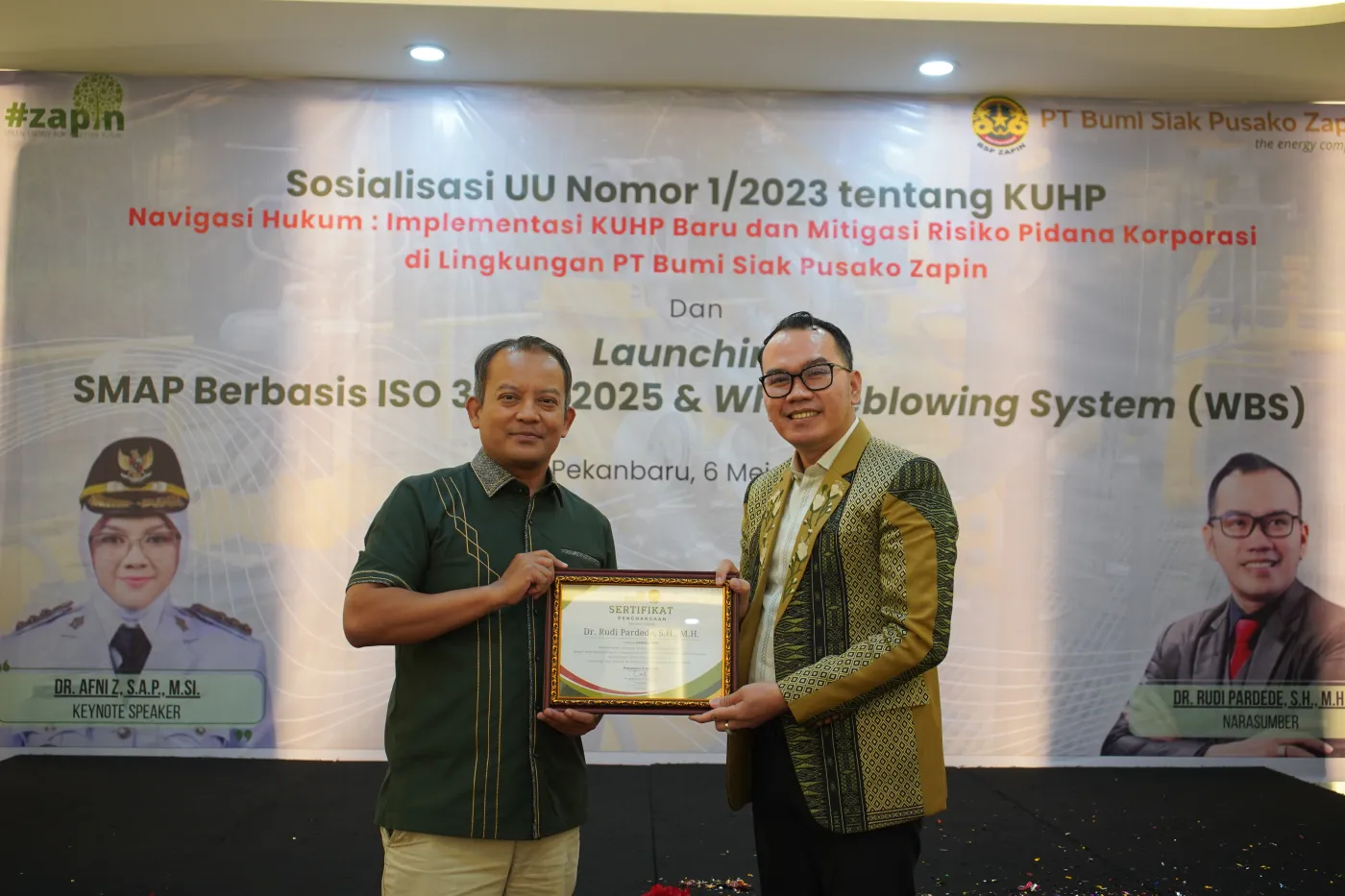 Submission of certificate/award to Dr. Rudi Pardede, S.H., M.H. as a resource person for the Socialization of Criminal Code and Corporate Criminal Risk Mitigation activities