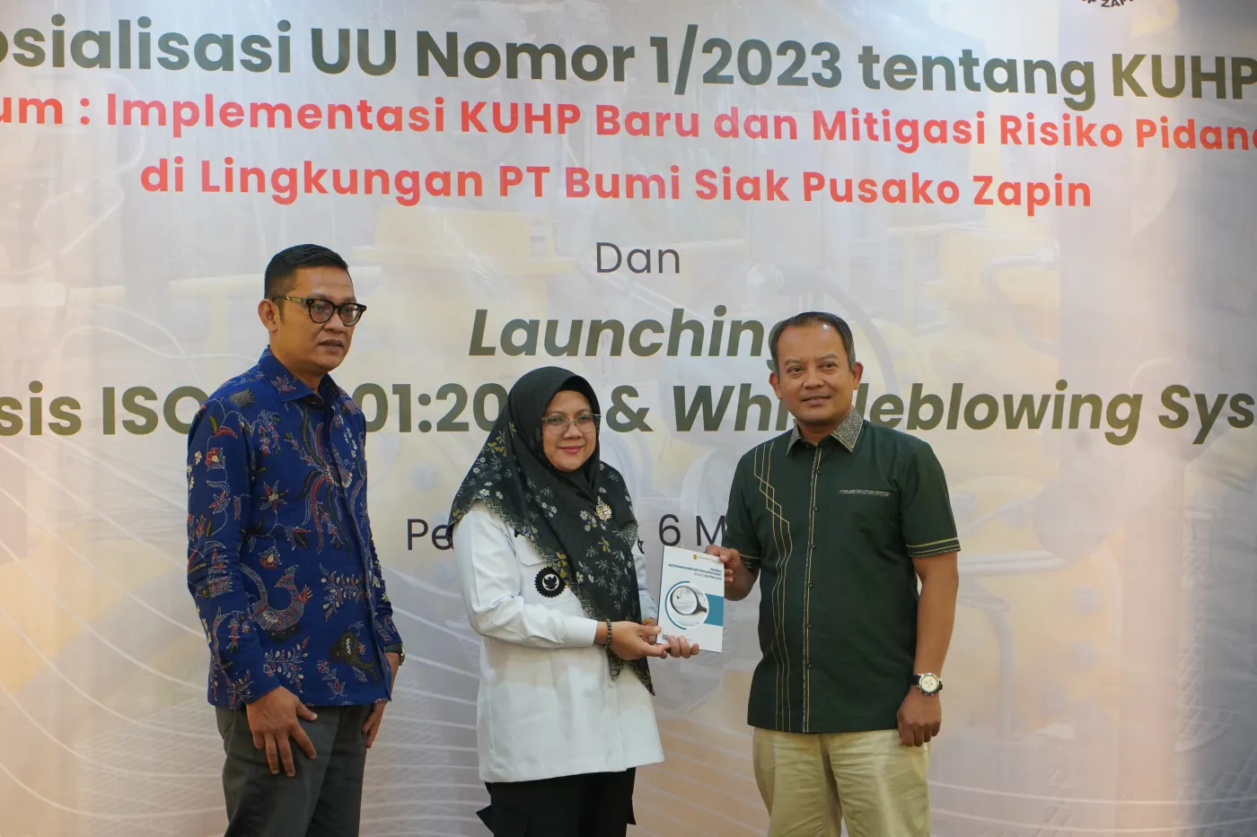Symbolic handover of SMAP and WBS implementation documents to Siak Regent
