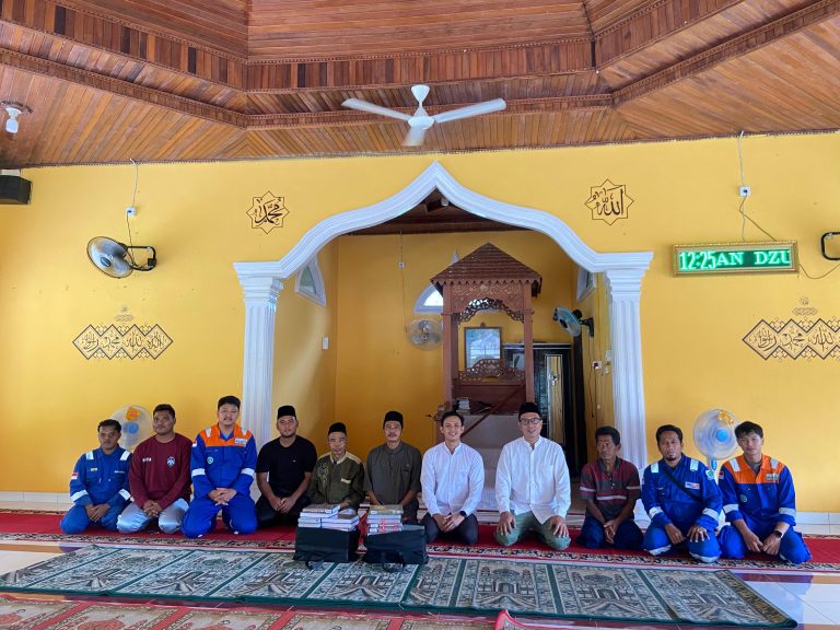 Semangat Berbagi! PT BSP Zapin Tebarkan Cahaya Al-Qur’an di Desa Dosan